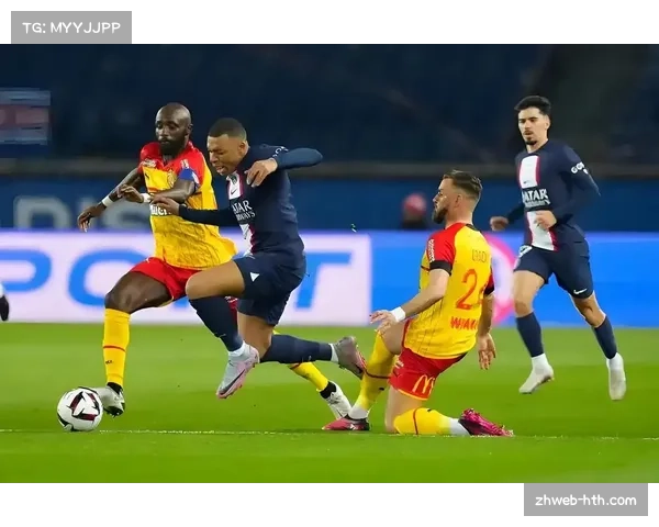 主裁判向朗斯球迷看台方向出示红牌,罚下一名违规投掷物品的观众 主裁判向朗斯球迷看台方向出示红牌,罚下一名违规投掷物品的观众